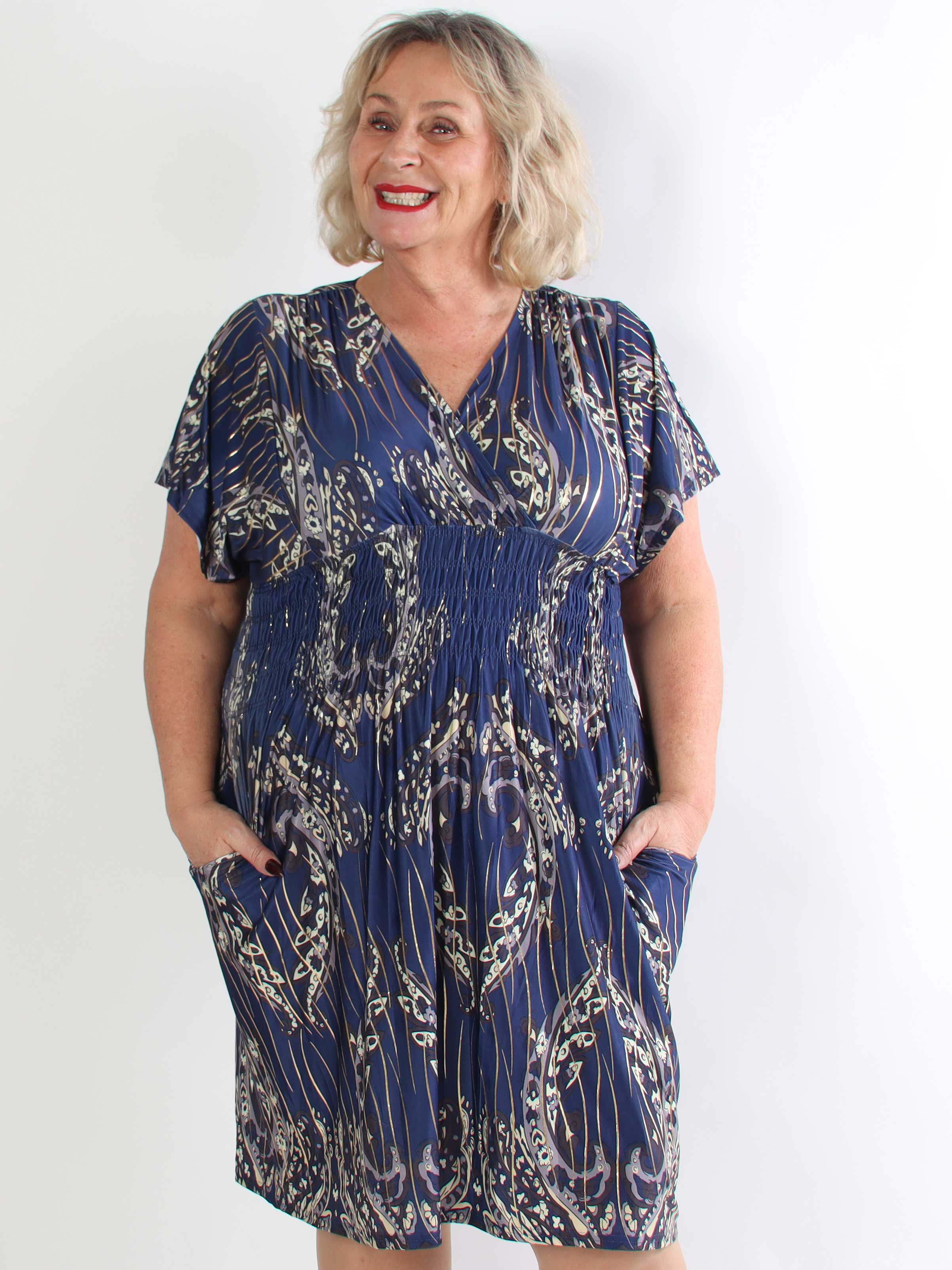 Pams Decor Short - Plus size kjole med fine mønstre og gyldne strejf